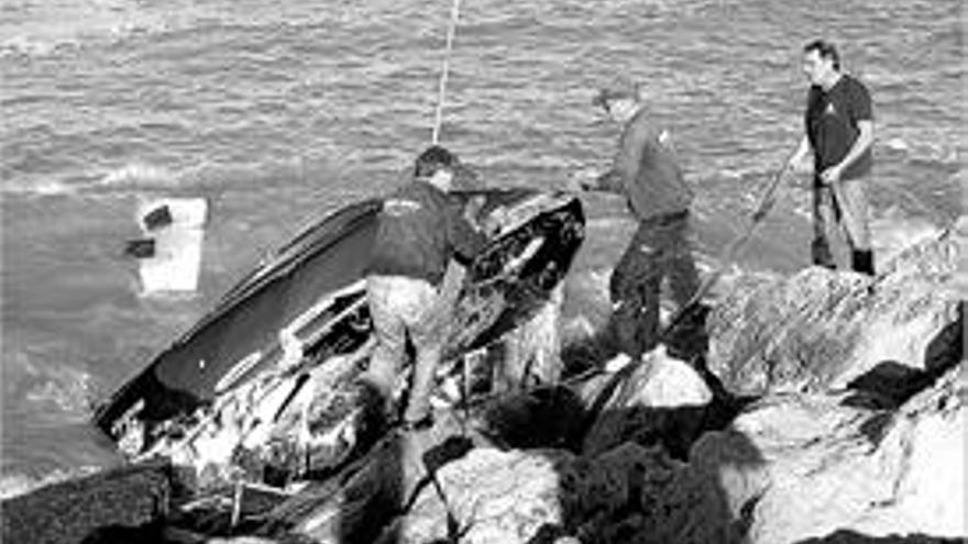 El barco se fue a pique tras golpear contra las piedras.