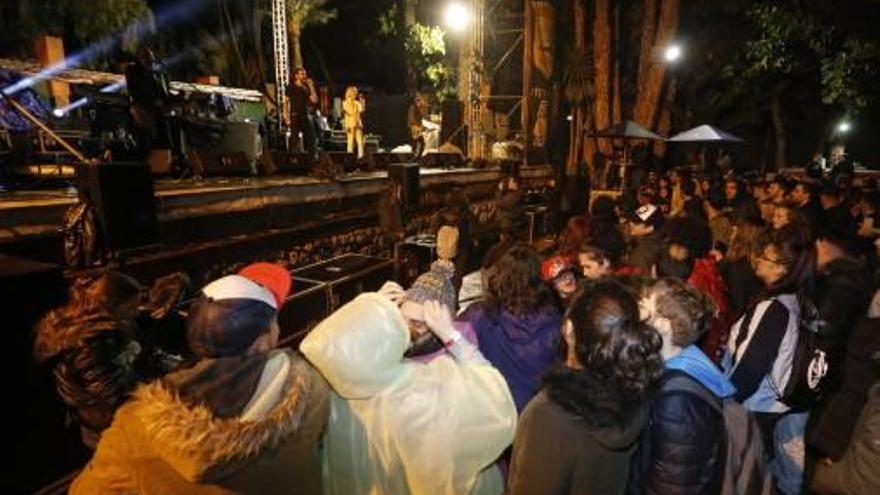 Instantes de la primera jornada del Elche Live Festival anoche en La Rotonda del Parque Municipal, donde se congregaron más de 2.000 seguidores de la música.