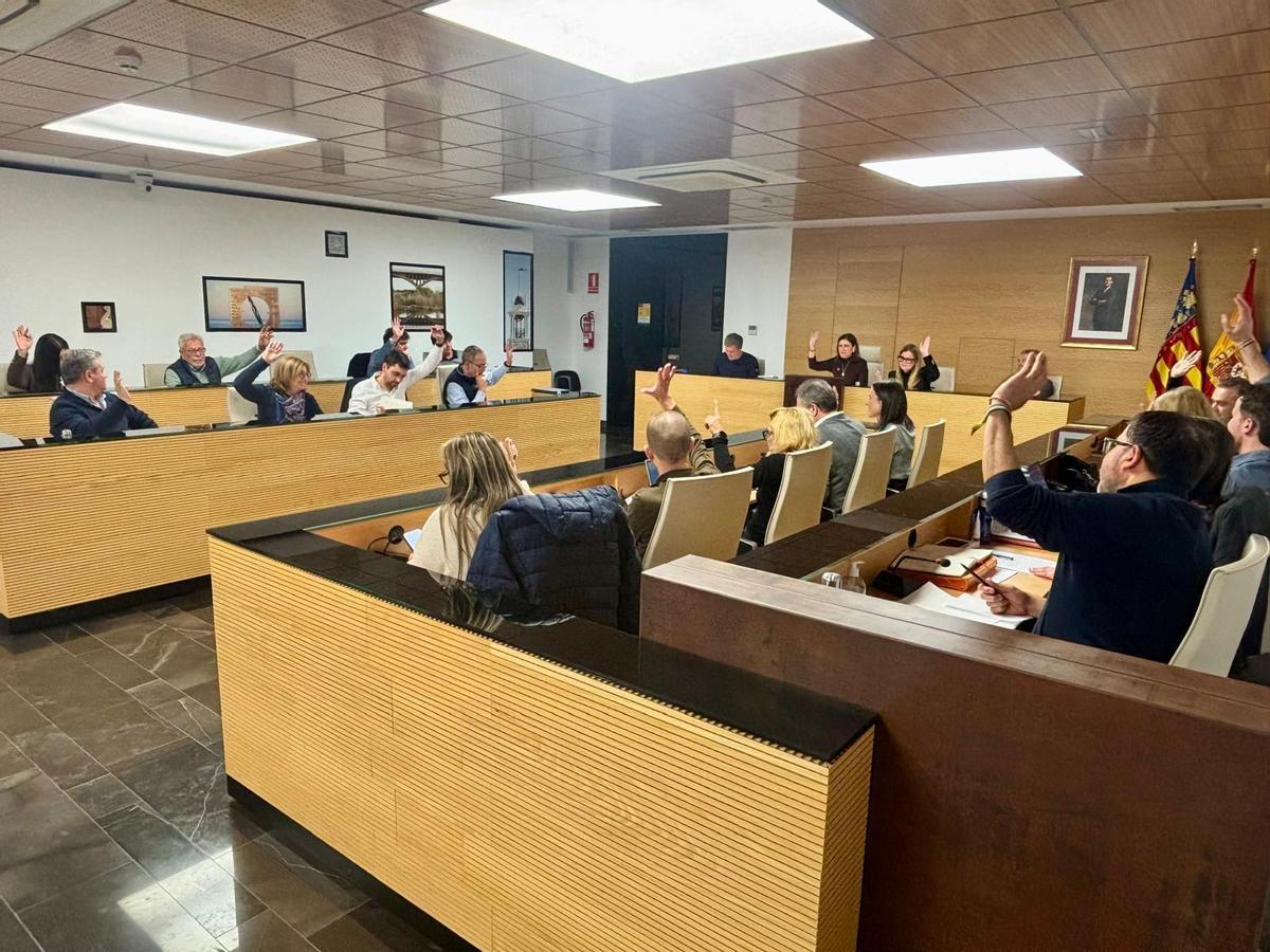 El pleno municipal ha dado luz verde por unanimidad a la solicitud al Gobierno de España para que declare zona gravemente afectada el litoral de Almassora a causa del último temporal Harry y desbloquee de manera urgente el proyecto de regeneración de Pla de la Torre.