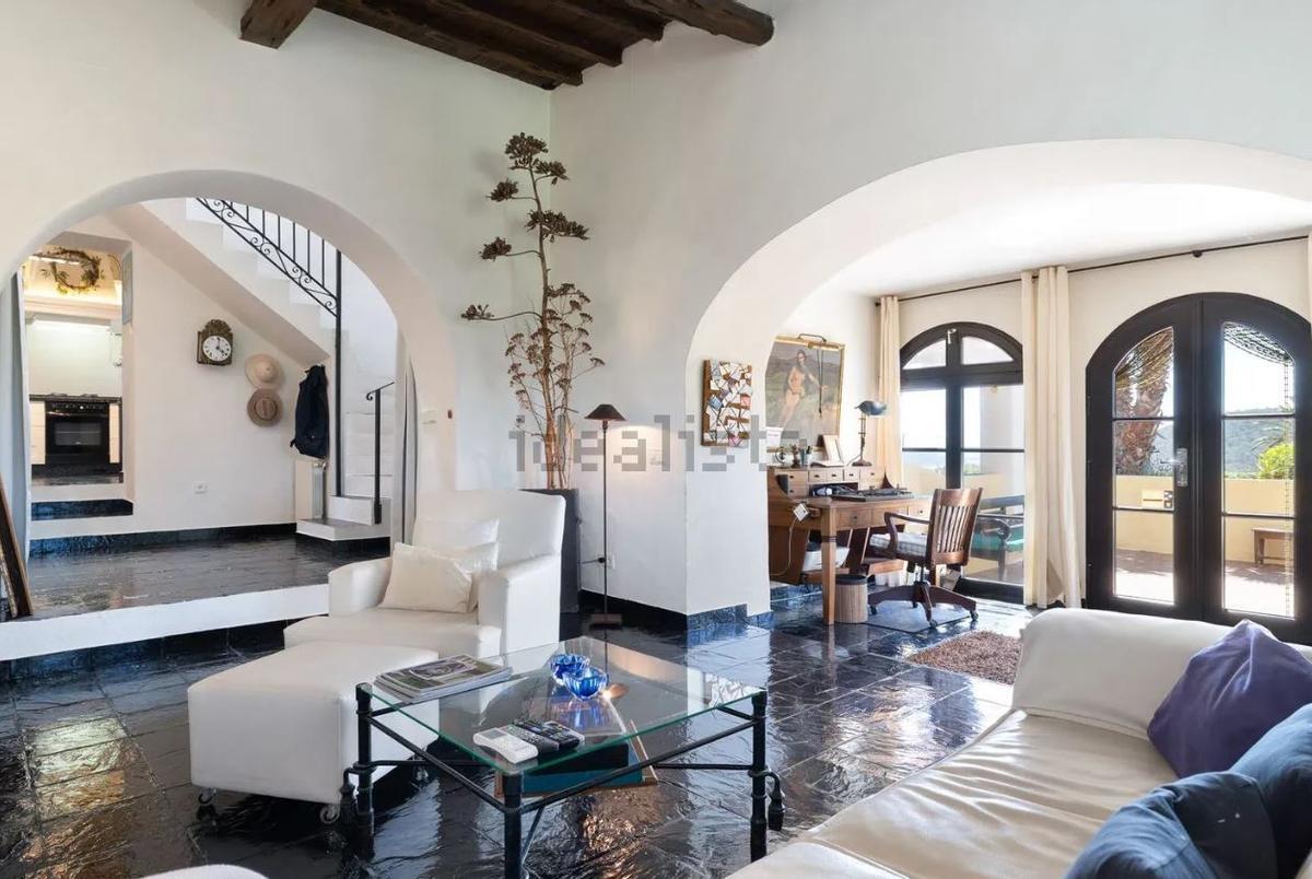 Una villa del siglo XVIII con una campana de capilla original sale a la venta en Ibiza