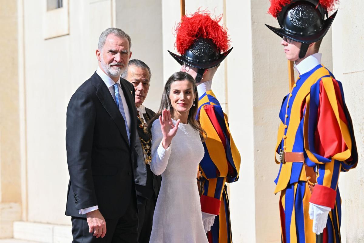 Felipe VI y la reina Letizia llegan al Vaticano para su audiencia con León XIV.