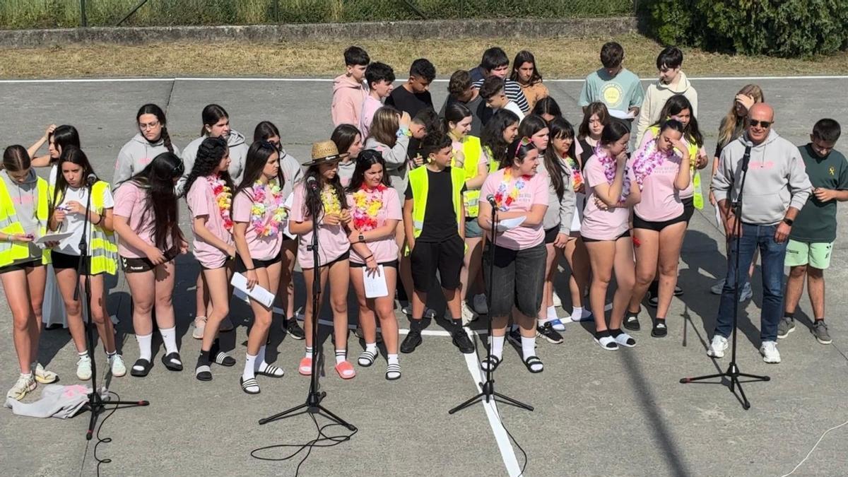 Un grupo de jóvenes de O Grove crearon una comparsa para el aniversario del Monte da Vila.