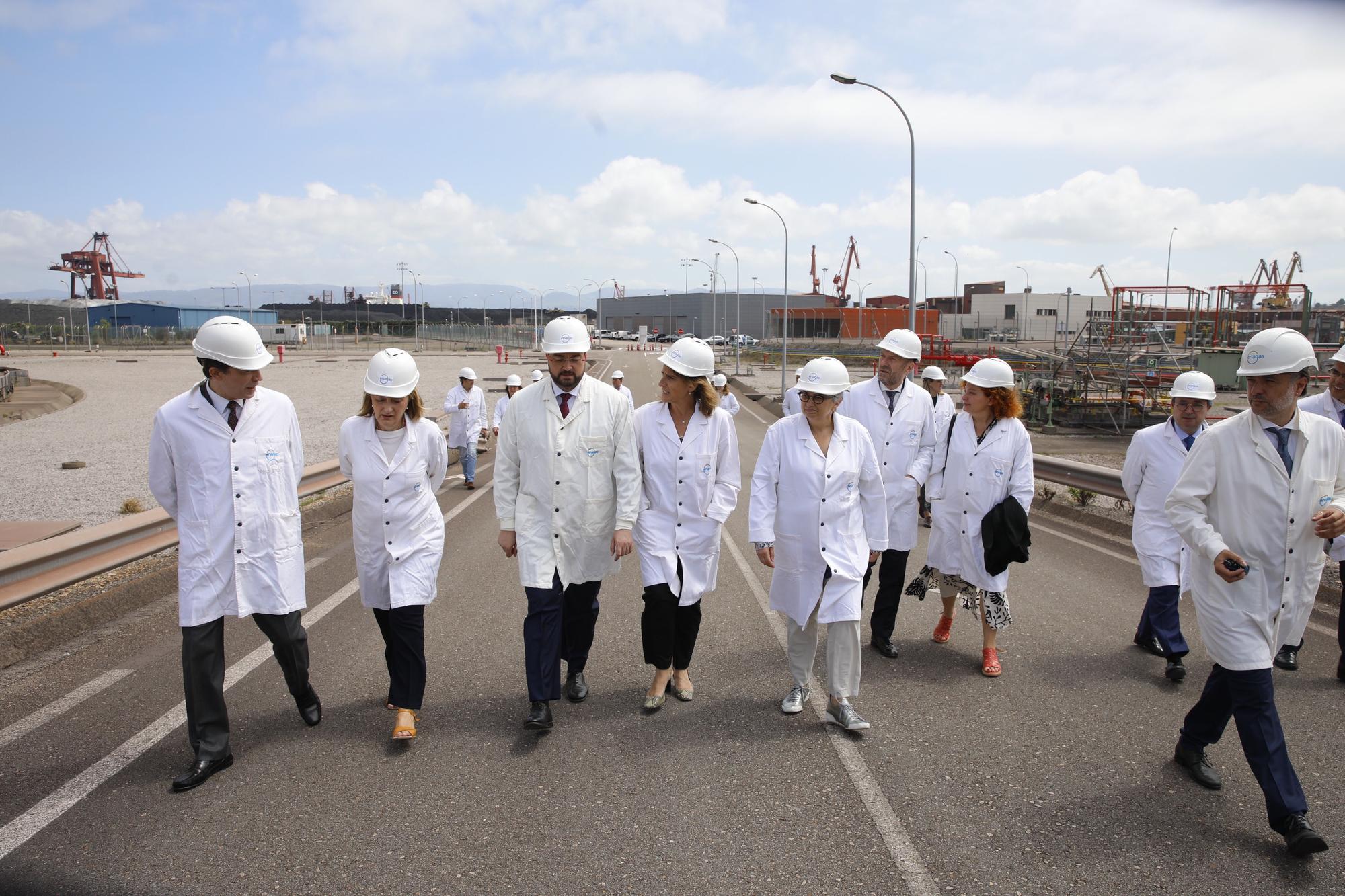 Teresa Ribera visita la planta regasificadora de El Musel