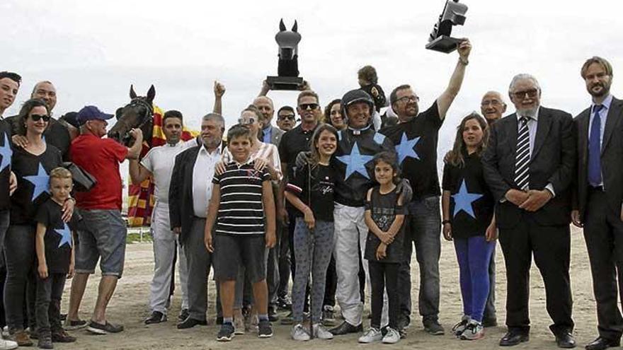 Los propietarios, responsables de Fibló de Font, amigos y autoridades posan en la celebración de la victoria del campeón de Caimari.