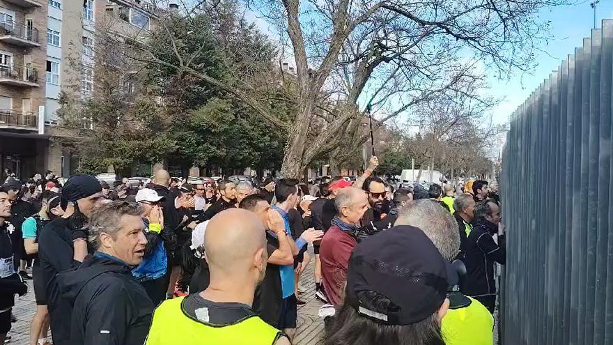 Vídeo | Pitida de corredores contra la Policía Local en Badajoz