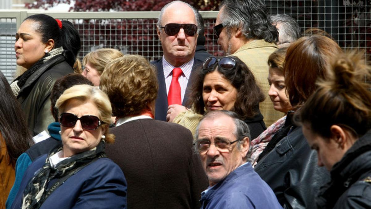 Juan Carlos Arrien, doble del Rey, espera la salida del Monarca del hospital, el pasado miércoles.