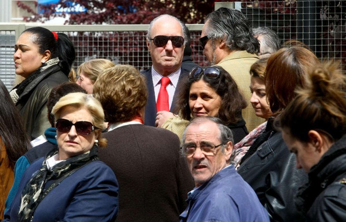 Juan Carlos Arrien, doble del Rei, espera la sortida del Monarca de l’hospital, dimecres passat. Juan Carlos Arrien, doble del Rei, espera la sortida del Monarca de l’hospital, dimecres passat.