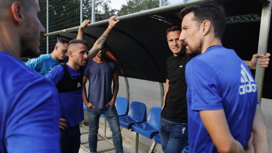 Saúl Ñíguez, espectador en el entrenamiento del Oviedo