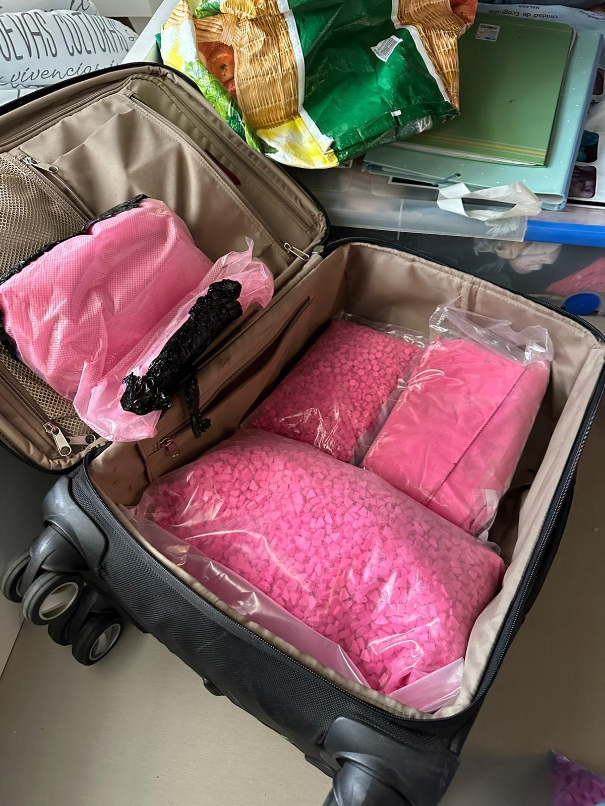 Cocaína rosa en una maleta.