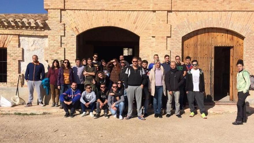 Imagen de la directora general de Medio Natural, Consuelo Rosauro, con los miembros de la Asociación Voluntarios por Rambla Salada &#039;La Carraca&#039; y alumnos del Centro Integrado de Formación y Experiencias Agrarias de Molina de Segura.