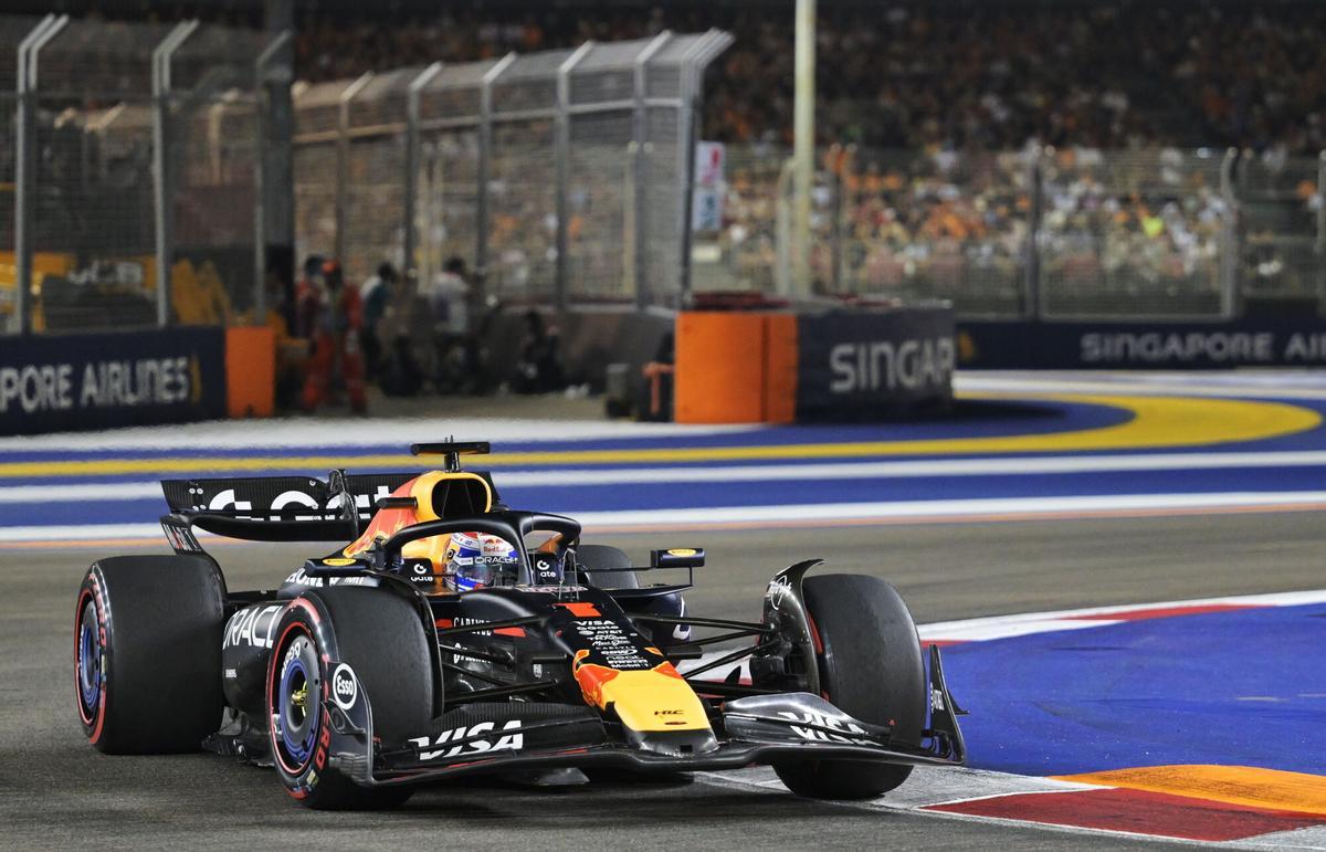 SINGAPORE (Singapore), 05/10/2025.- Red Bull Racing driver Max Verstappen of Netherlands in action during the 2025 Formula 1 Singapore Grand Prix at the Marina Bay Street Circuit in Singapore, 05 October 2025. (Fórmula Uno, Países Bajos; Holanda, Singapur) EFE/EPA/TOM WHITE