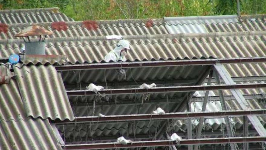 Imagen de un operario en el tejado del edificio.