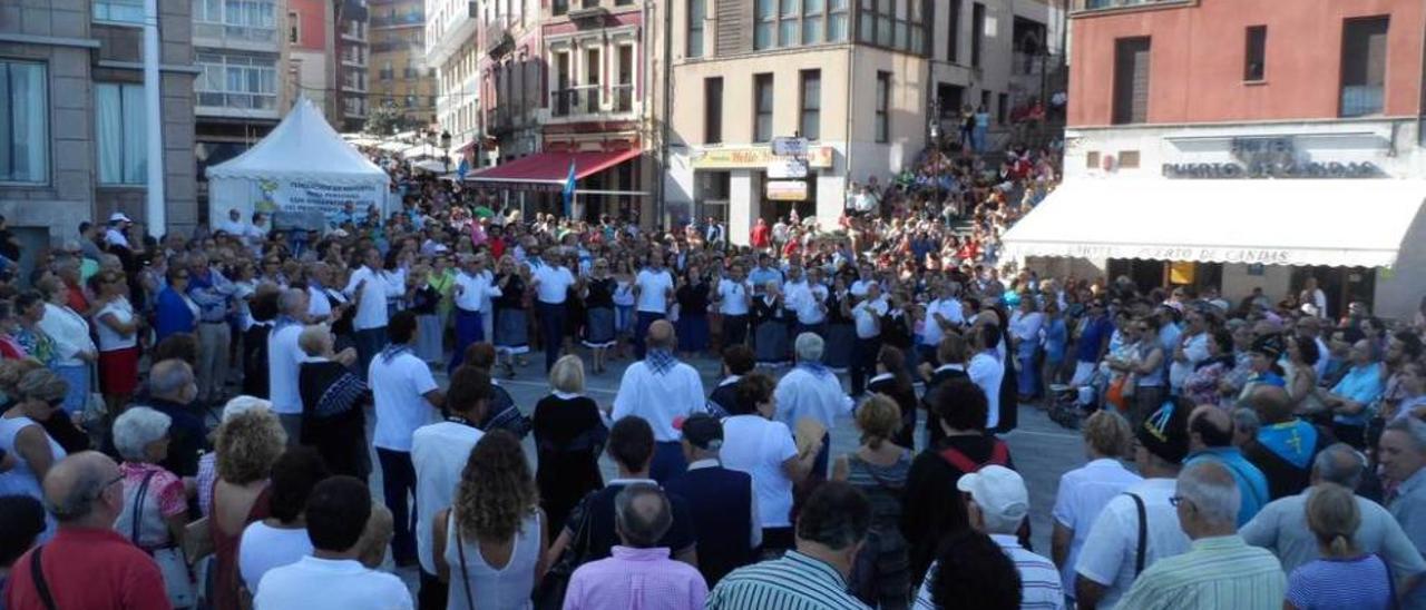 Público, el año pasado, en Candás, en el Día de Asturias.