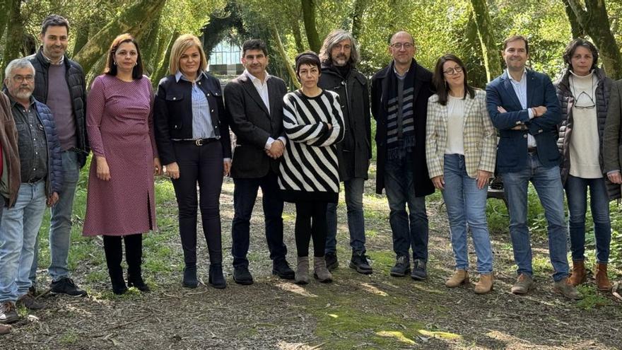 El delegado del Gobierno, los directores de la Xunta y ediles del Concello de
Redondela, ayer, con parte del equipo de rodaje en la isla de San Simón.  // FdV