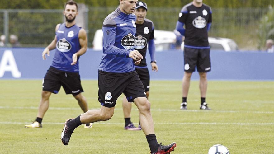 El central suizo Fabian Schär, durante su primera sesión con el grupo, ayer en Abegondo.