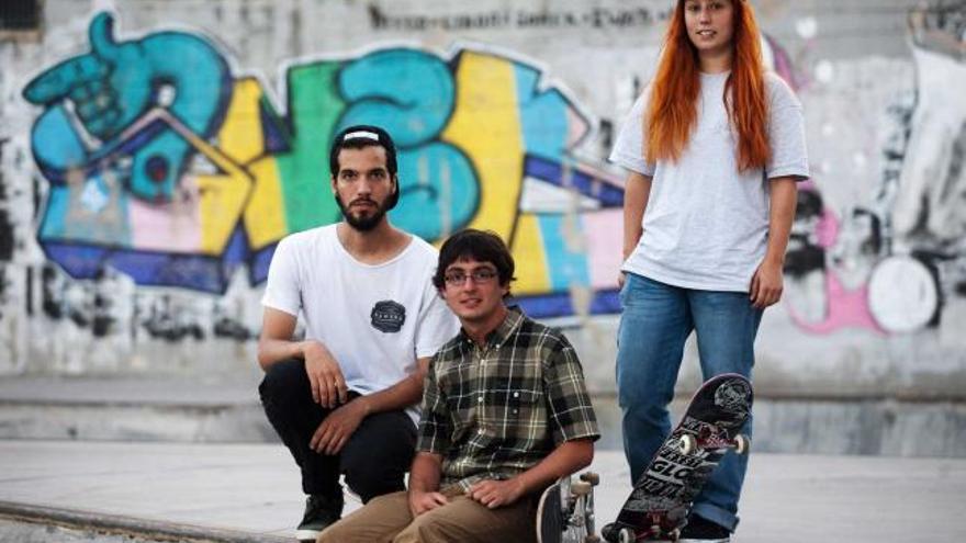 Carlos Rodríguez, Sergio Prado y María Barton, en el «skatepark» de La Magdalena.