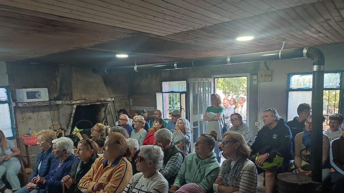 Los vecinos llenan el local social para ver el documental