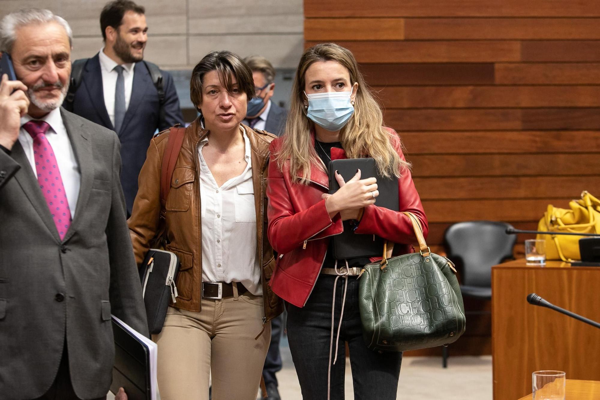 Diputados del PP accediendo al hemiciclo con y sin mascarilla.