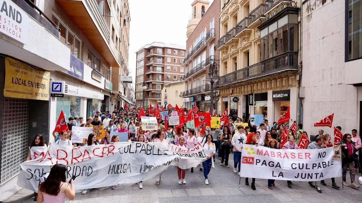 Movilización por los impagos a las limpiadoras de los institutos en Córdoba.