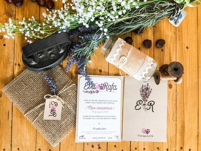 Invitaciones de boda con aire rústico: envolver la invitación con rafia o yute es otro detalle que evoca un enlace campestre