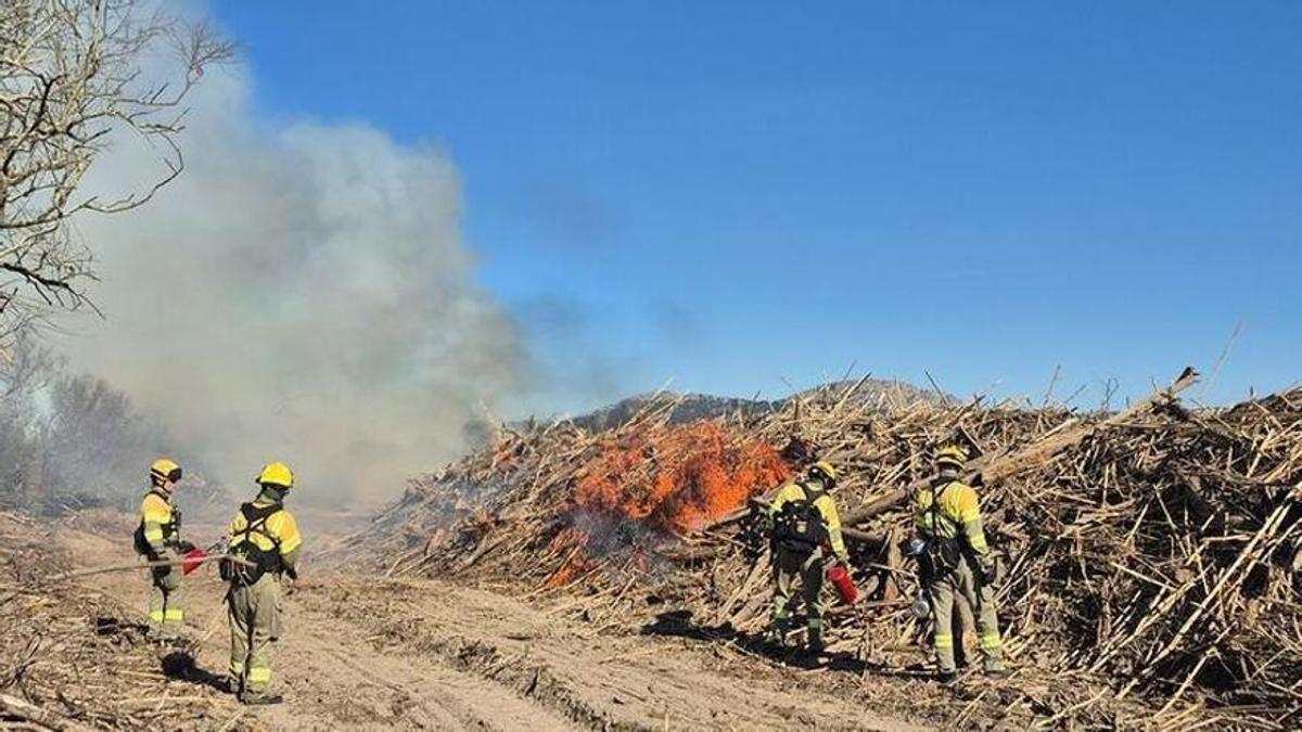 Cremes controlades a la Gola del Ter per rertirar les restes del temporal.