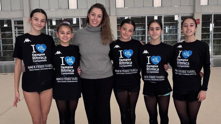 Ana María Pelaz, en el centro, junto a un grupo de participantes del campus.