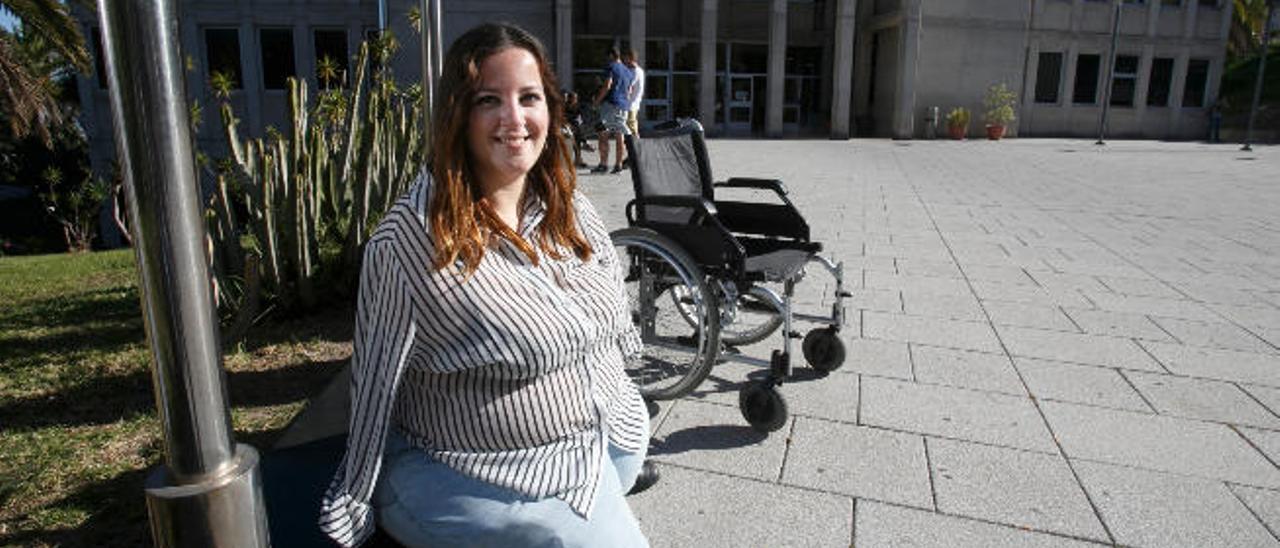 Saray Rodríguez ante la Escuela de Arquitectura de la ULPGC donde cursa sus estudios, al lado su silla de ruedas.