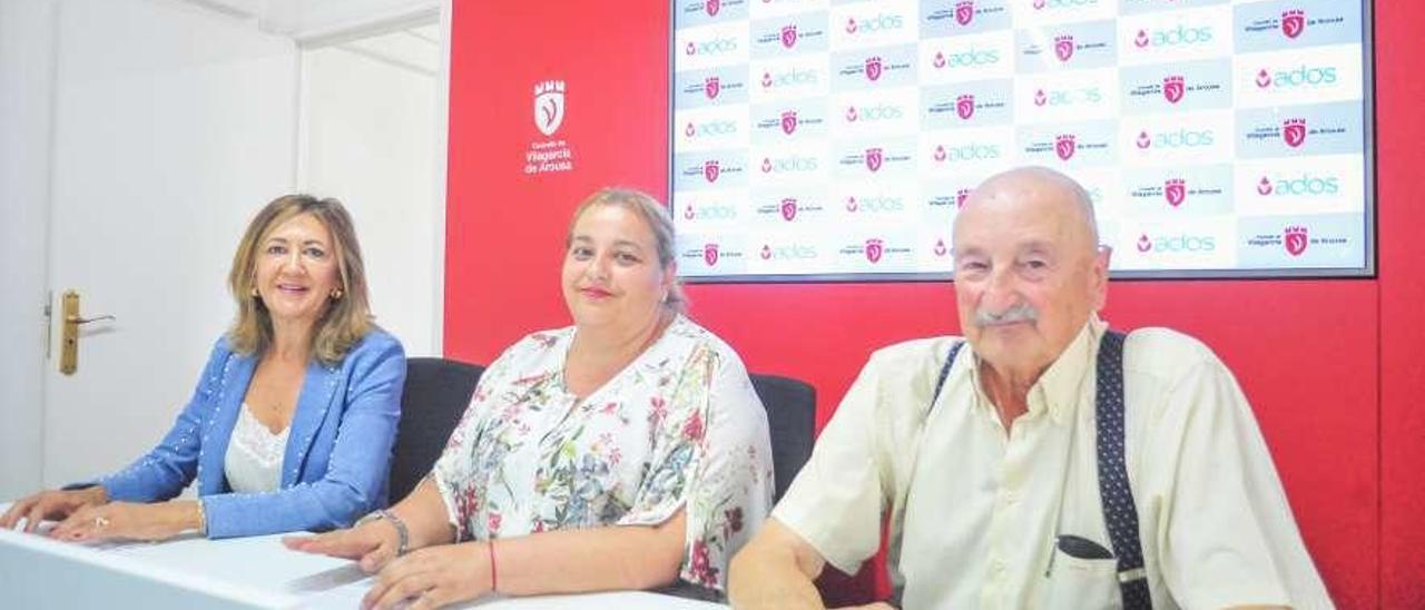 Marisa López, Matilde Laya y Jesús Vidal presentaron ayer la nueva campaña en Vilagarcía. // Iñaki Abella