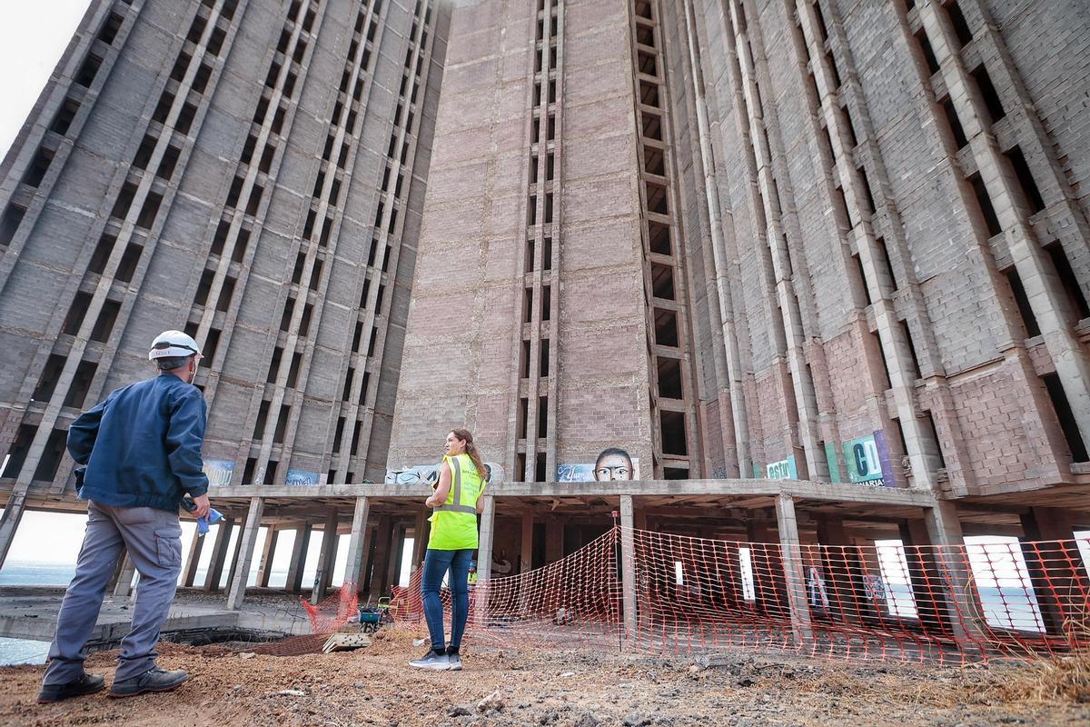 Trabajos de demolición de las escaleras de los pisos bajos del mamotreto de Añaza