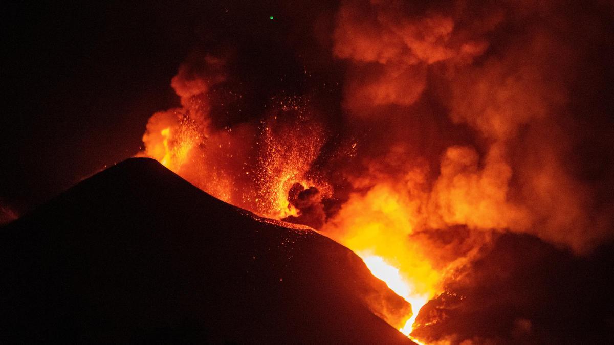 La colada de lava del volcán de La Palma se desborda en su cono principal.