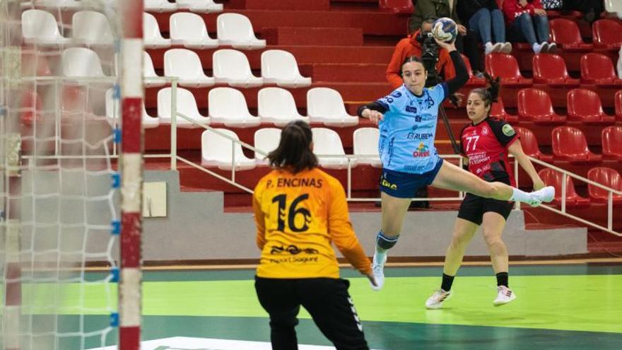 Carmen Castro lanza a portería durante el partido de ayer. // FDV
