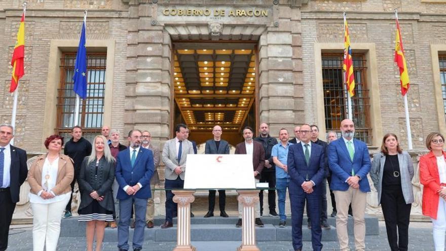 El pesidente de Aragón, Javier Lambán, y el consejero de Educación, Cultura y Deporte, Felipe Faci, suscriben el Pacto por la Cultura con diversas instituciones de la comunidad autónoma.