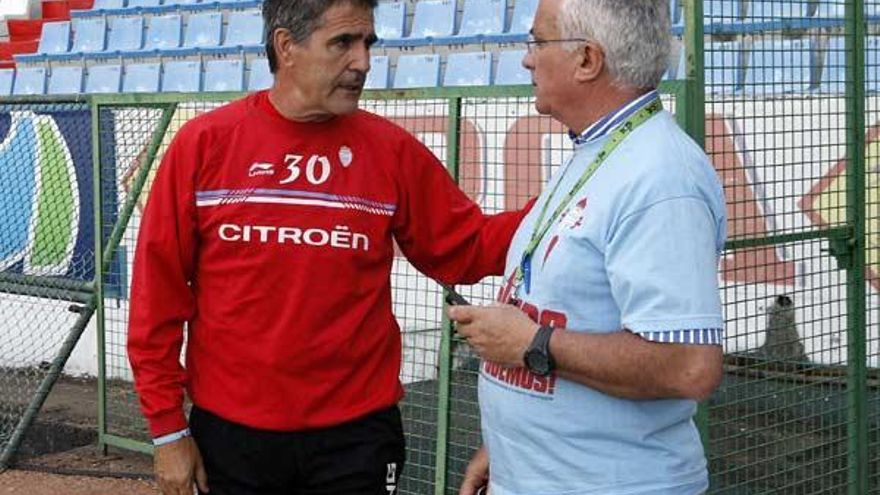 Paco Herrera habla con el delegado del Celta, José Ricardo Fernández, ayer en Balaídos. // Marta G.Brea