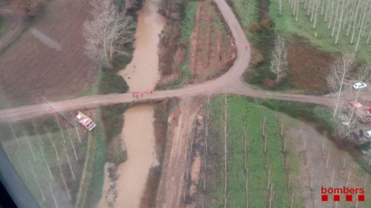 La zona de la acequia de Sils donde buscan los bomberos.