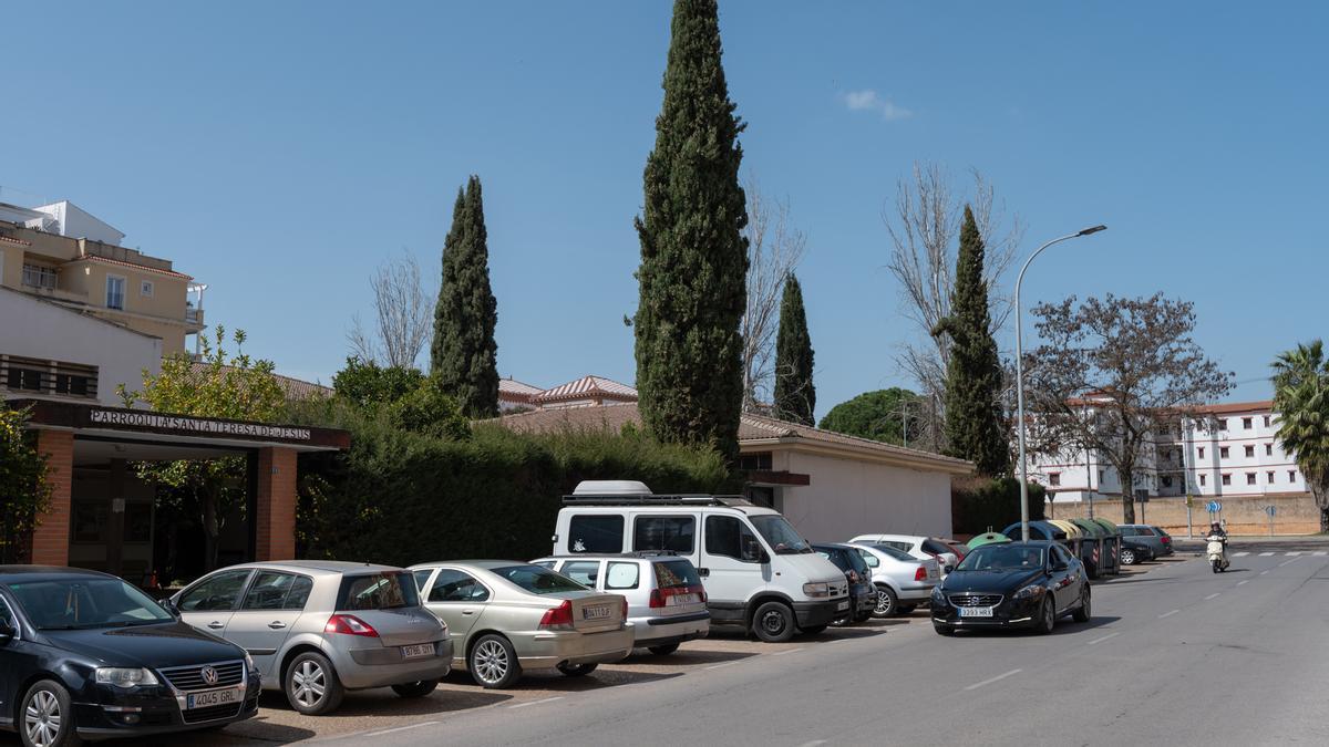 Exterior del antiguo convento de los Carmelitas Descalzos, junto a la parroquia de Santa Teresa de Jesús, en la barriada de San Fernando.