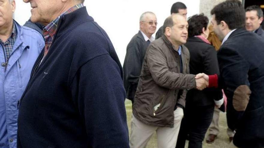 Romeu, con Leiceaga y Caballero detrás, en A Coruña. // V. Echave