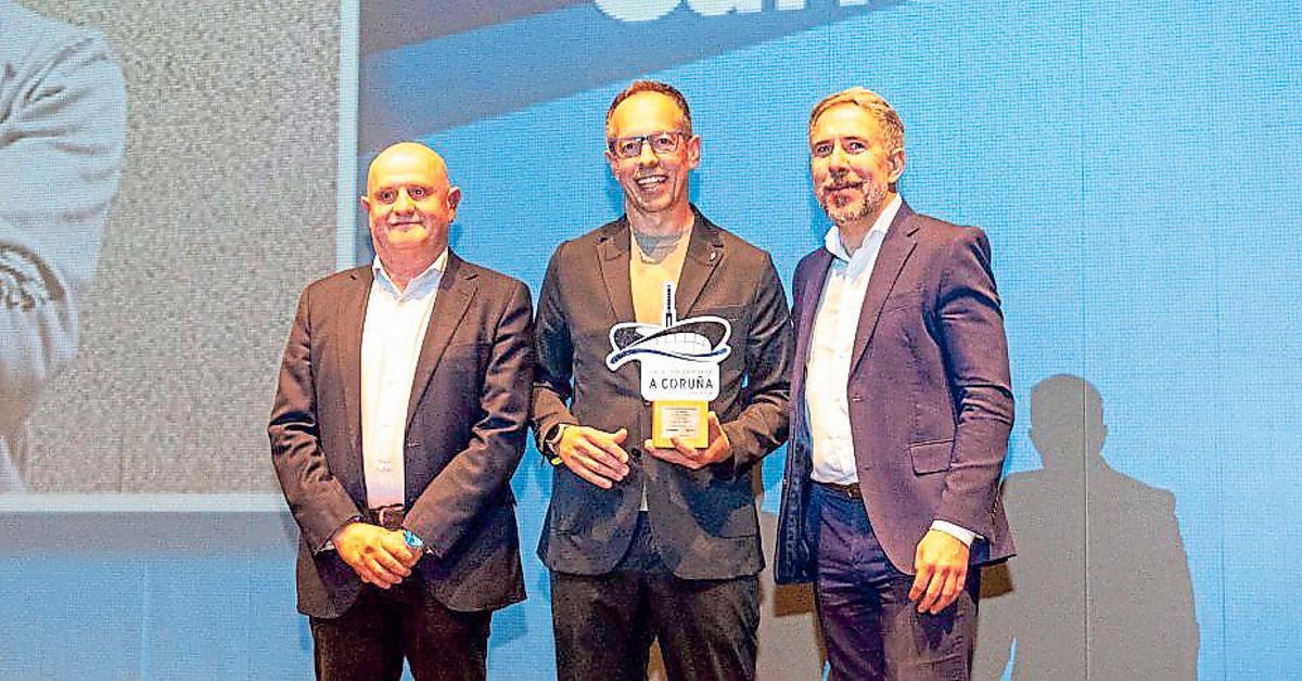 Francisco Duarte, director de Personas de Vegalsa-Eroski;  Inmaculada Díaz, madre de la taekwondista Carla Sesar; y Pedro Costa, gerente general de Prensa Ibérica Galicia.