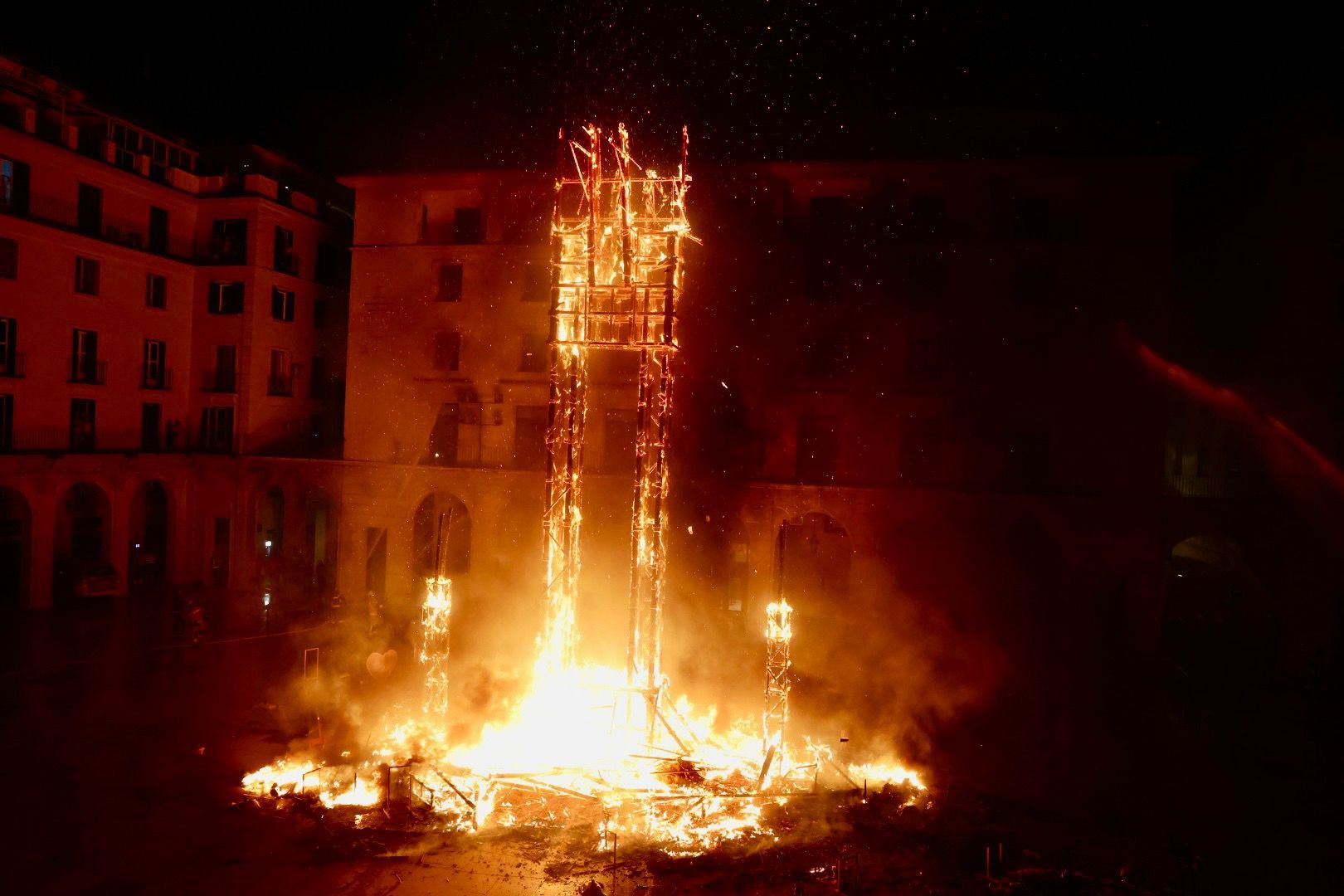 Carmen y Nerea se reencuentran con el fuego que cierra las Hogueras