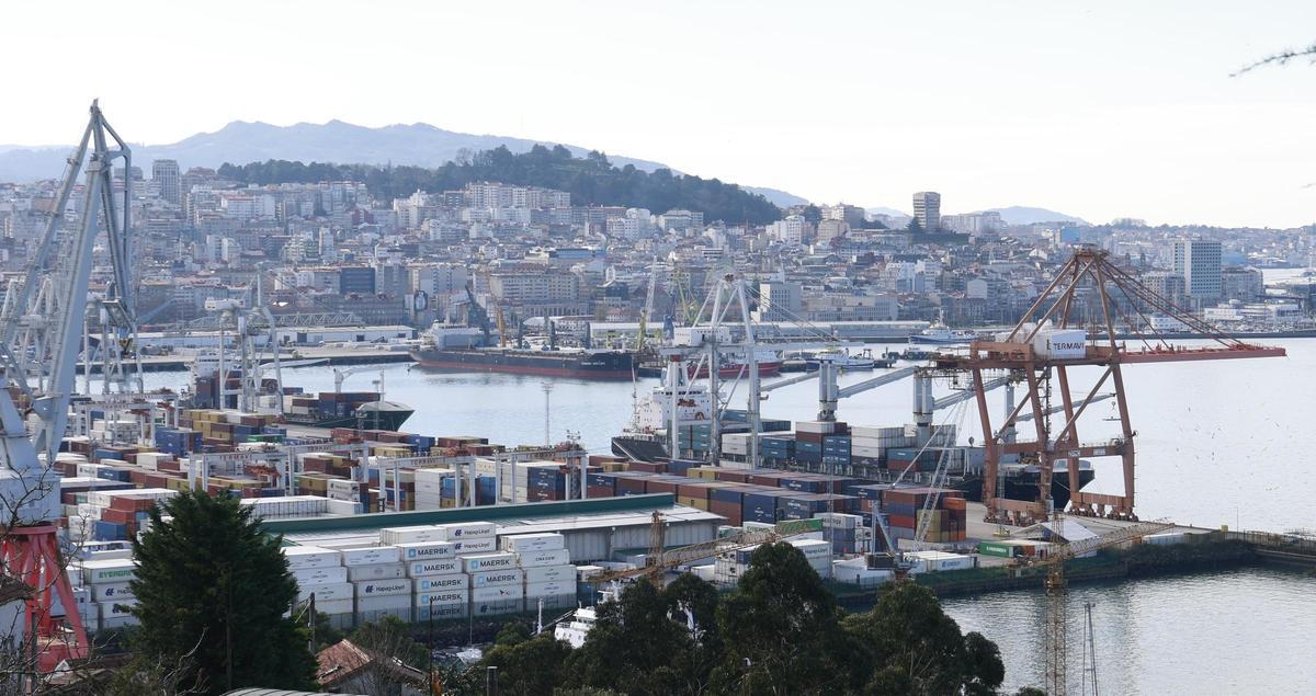 LOS MERCANTES "BLUE MASTER II" Y EL "CONTSHIP ZEN", AYER, EN PLENA DESCARGA EN LA TERMINAL DE TERMAVI DE CONTENEDORES DEL PUERTO DE VIGO, EN GUIXAR / TERMINALES MARITIMAS DE VIGO. MUELLE COMERCIAL. COMERCIO