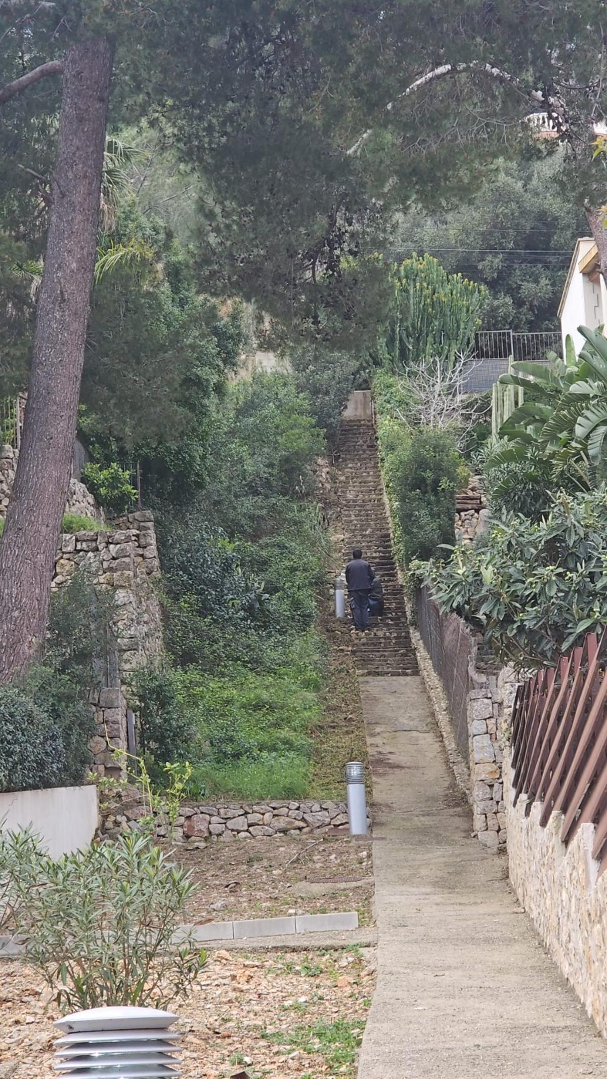 Escalera por la que los vecinos pueden acceder a sus domicilios.
