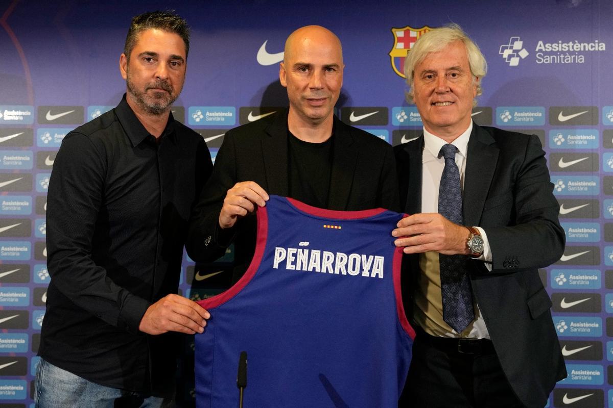 Joan Peñarroya, junto a Juan Carlos Navarro y Josep Cubells, en su presentación como técnico azulgrana en julio de 2024.