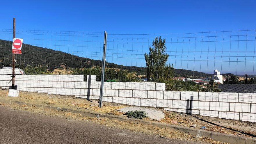 Comienzan las obras para el vallado perimetral del colegio El Llano de Monesterio