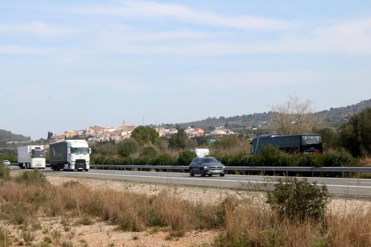 Un autocar, a la dreta, circula pel tram de l'AP-7, a l'altura de Freginals, on va tenir lloc l'accident fa deu anys