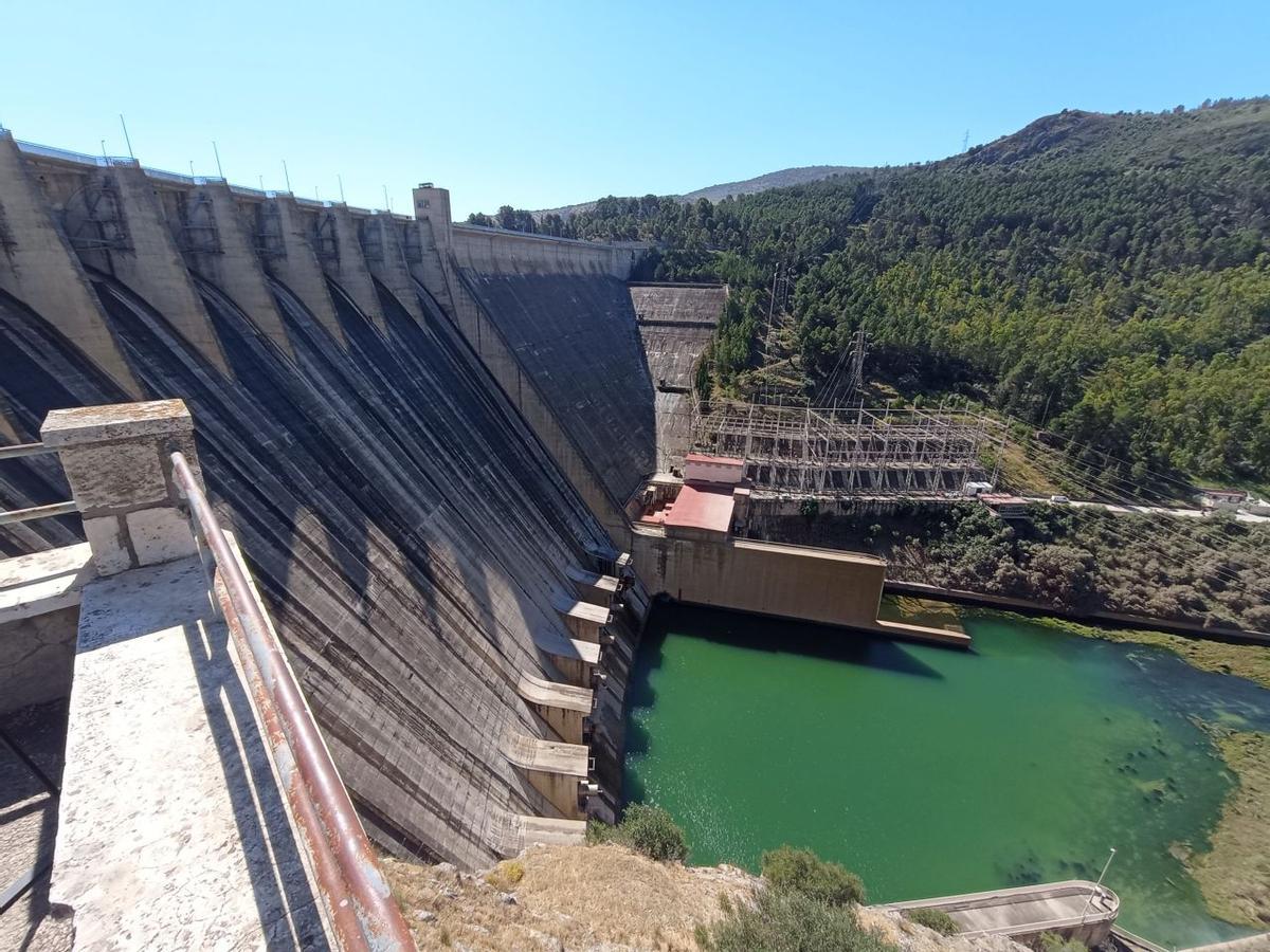 Vista de la pantalla de la presa del embalse de Iznájar.