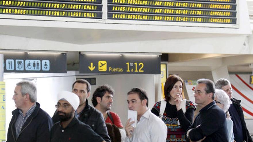 Pasajeros a la espera de embarcar en un avión.