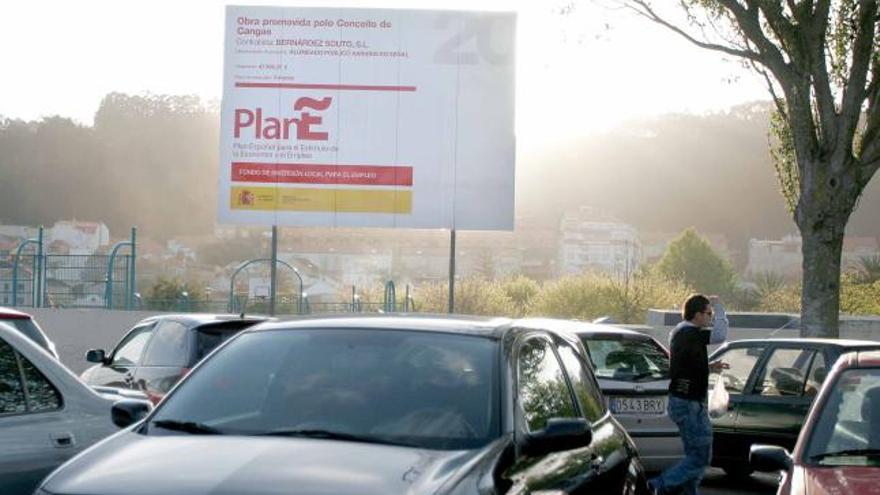 Cartel de obras del plan contra la crisis en Cangas.
