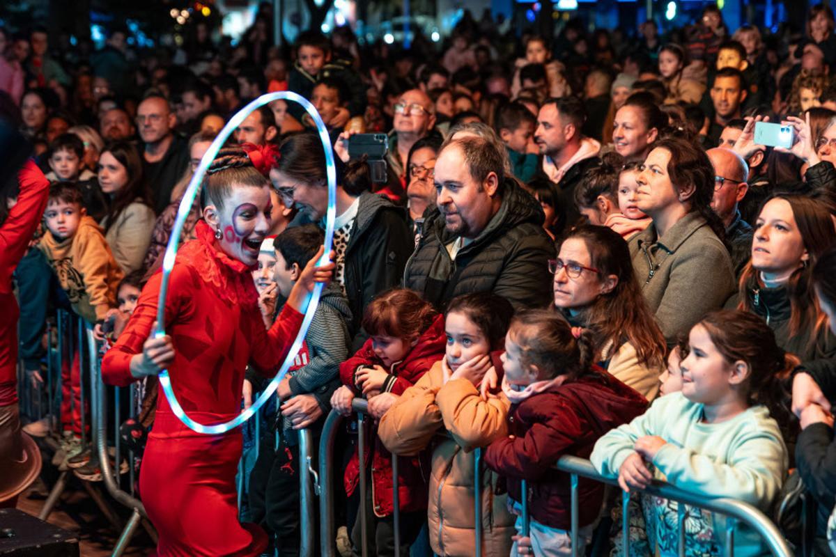 Imagen de archivo de familias en la celebración del encendido de luces de Navidad de Cornellà.