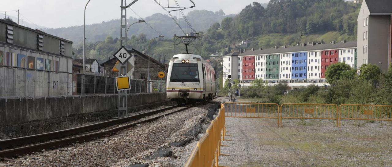 El tren circula por una de las zonas que será urbanizada cuando el tren circule por el túnel. | Fernando Rodríguez