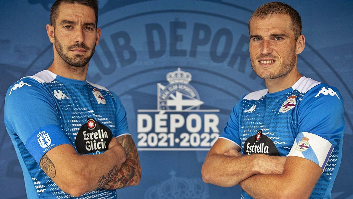 Ian Mackay y Álex Bergantiños, con los brazaletes de capitán. |  // RCD