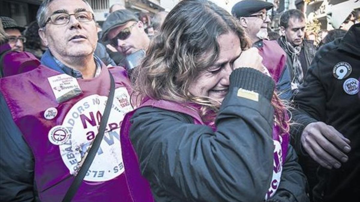 Trabajadores de la RTVV, ayer, ante las Corts valencianas, tras aprobar el PP el cierre de la tele y la radio.